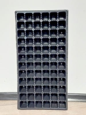 Пластмасова табла за разсад - 70  гнезда квадратни